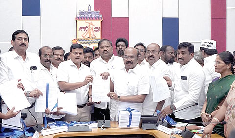 சென்னை மாவட்டத்துக்கு உட்பட்ட 16 சட்டப்பேரவை தொகுதிகளின் இறுதி வாக்காளர் பட்டியலை மாநகராட்சி ரிப்பன் மாளிகையில் மாவட்ட தேர்தல் அதி​காரி ஜெ.குமரகுருபரன் நேற்று வெளியிட்டார். அதை கட்சிகளின் பிரதிநிதிகள் பெற்றுக் கொண்டனர். | படம்: எல்.சீனிவாசன் |