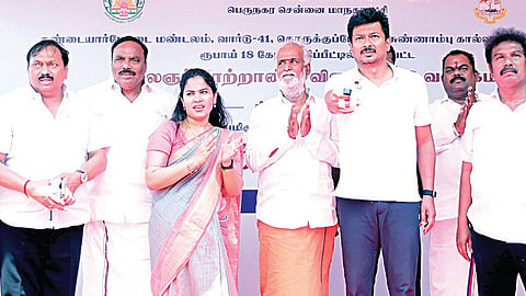 தண்டையார்பேட்டை மண்டலம், வார்டு 41-க்கு உட்பட்ட கொருக்குப்பேட்டை, சுண்ணாம்புக் கால்வாய் சாலையில் மாநகராட்சி மூலதன நிதியின் கீழ் ரூ.18 கோடி மதிப்பீட்டில் கட்டப்பட்டுள்ள கலைஞர் நூற்றாண்டு விளையாட்டு வளாகத்தை துணை முதல்வர் உதயநிதி ஸ்டாலின் நேற்று தொடங்கி வைத்தார். உடன் அமைச்சர் சேகர்பாபு, சட்டமன்ற உறுப்பினர் மாதவரம் எஸ்.சுதர்சனம் உள்ளிட்டோர்.