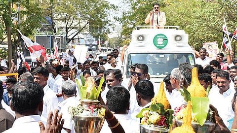 மதுரை கேகே.நகரிலுள்ள சிலைக்கு மாலை அணிவிக்க திறந்த வேனில் டிடிவி.தினகரன் வந்த காட்சி. படம் எஸ்.கிருஷ்ண​மூர்த்​தி.
