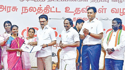 நாகர்கோவிலில் நேற்று நடைபெற்ற அரசு விழாவில் நலத்திட்ட உதவிகளை வழங்கினார் முதல்வர் மு.க.ஸ்டாலின். உடன், அமைச்சர்கள் அனிதா ராதாகிருஷ்ணன், கீதா ஜீவன், மனோ தங்கராஜ் உள்ளிட்டோர். | படங்கள்: மு.லெட்சுமி அருண் |
