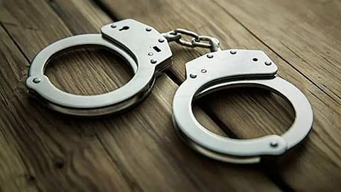 சென்னை: வீட்​டில் தனி​யாக இருந்த பெண்​ணிடம் போலீஸ் என மிரட்டி நகை, பணம் பறித்த இருவர் கைது