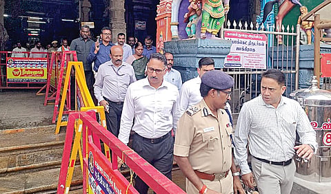 திருப்பரங்குன்றம் முருகன் கோயிலில் பாதுகாப்பு ஏற்பாடுகள் தொடர்பாக ஆய்வு மேற்கொண்ட தேசிய பாதுகாப்புப் படை  அதிகாரிகள். | படம்: எஸ்.கிருஷ்ணமூர்த்தி |