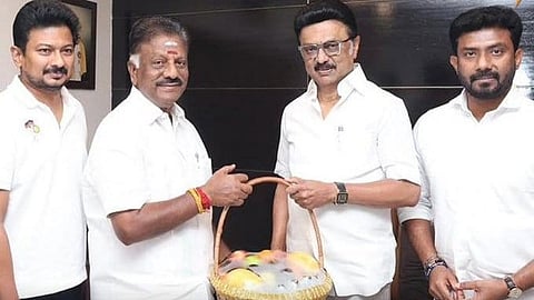 திமுகவில் இணைந்தார் ஓ.பன்னீர்செல்வம் - மு.க.ஸ்டாலின் முன்னிலையில் ஐக்கியம்