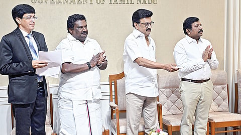 புதிய துணை மின் நிலையங்களை முதல்வர் ஸ்டாலின் காணொலி மூலம் திறந்துவைத்தார். உடன் அமைச்சர் சிவசங்கர், தலைமைச் செயலாளர் நா.முருகானந்தம், துறைச் செயலர் ஜெ.ராதாகிருஷ்ணன், எரிசக்தித் துறை தலைமை செயலர் மங்கத் ராம் சர்மா.