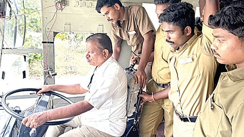 பழங்​குடி​யினர் நலத்​துறை​யும் தமிழ்​நாடு திறன் மேம்​பாட்​டுக் கழக​மும் இணைந்து பழங்​குடி​யின இளைஞர்​களுக்​கு கனரக மற்​றும்​ இலகுரக வாக​ன ஓட்​டுநர்​ பயிற்​சி அளிக்​கப்​பட்​டது.