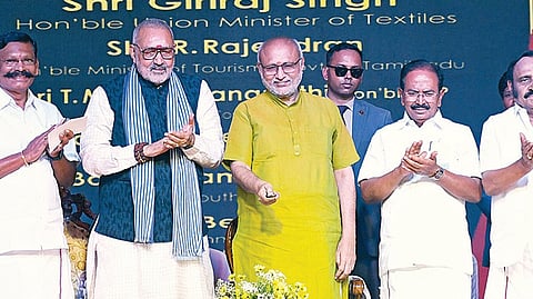 சேலத்தில் உள்ள இந்திய கைத்தறி தொழில்நுட்பக் கல்லூரியில் கட்டப்பட்டுள்ள புதிய கல்வி வளாகத்தை நேற்று திறந்துவைத்தார் குடியரசு துணைத் தலைவர்  சி.பி ராதாகிருஷ்ணன். உடன், மத்திய ஜவுளித் துறை அமைச்சர் கிரிராஜ் சிங், தமிழக அமைச்சர் ராஜேந்திரன்,&nbsp; எம்.பி.க்கள் செல்வகணபதி, சிவலிங்கம் உள்ளிட்டோர். படம்: எஸ்.குரு பிரசாத்