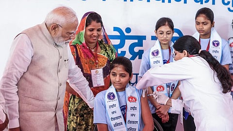 கருப்பை வாய் புற்றுநோயைத் தடுக்க 14 வயது சிறுமிகளுக்கு இலவச தடுப்பூசி திட்டம்: பிரதமர் மோடி தொடங்கி வைத்தார்