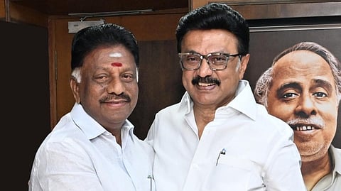 “காரில் ஸ்டாலின் படத்தை  வைத்ததில் எந்த தவறுமில்லை” - ஓபிஎஸ் கருத்து