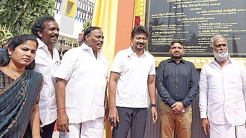 வடசென்னை வளர்ச்சித் திட்டத்தின்கீழ்  புழல் மகாலட்சுமி நகரில் ரூ.12.39 கோடி மதிப்பீட்டில் கட்டப்பட்டுள்ள சென்னை நடுநிலைப் பள்ளி கட்டிடத்தை துணை முதல்வர் உதயநிதி ஸ்டாலின் திறந்துவைத்தார். அமைச்சர் பி.கே.சேகர்பாபு, மாதவரம் சுதர்சனம் எம்எல்ஏ, மேயர் ஆர்.பிரியா, மாநகராட்சி ஆணையர் குமரகுருபரன் உள்ளிட்டோர் பங்கேற்றனர்.