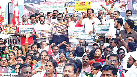 ஈரான் மீது அமெரிக்க - இஸ்ரேல் படைகள் நடத்தி வரும் தாக்குதலைக் கண்டித்து, போரை மத்திய அரசு கண்டிக்க வலியுறுத்தியும் இடதுசாரிகள், விடுதலை சிறுத்தைகள் கட்சி சார்பில் சென்னை சைதாப்பேட்டையில் நேற்று ஆர்ப்பாட்டம் நடைபெற்றது. இதில் திருமாவளவன், பெ.சண்முகம், மு.வீரபாண்டியன் ஆகியோர் கலந்து கொண்டனர் | படம்: ம.பிரபு |