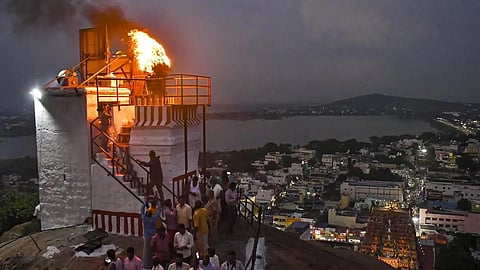 திருப்பரங்குன்றம் தீப வழக்கு: ஐவர் குழுவுக்கு பதிலாக கோயில் குருக்களை பூஜை செய்ய அனுமதிக்க அரசு தரப்பில் யோசனை