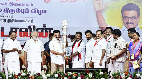 மதுரையில் முதல்வர் ஸ்டாலினுக்கு செங்கோல் பரிசளித்த ஓபிஎஸ் 