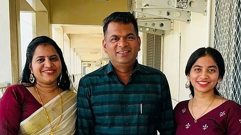 தனது குடும்பத்தினருடன் ஓட்டுநர் விபீஸ் பள்​ளி​யாளி