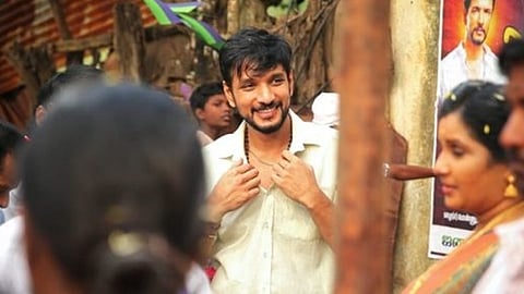 ‘டா​டா’ இயக்​குநர் தயாரிக்கும் ‘ப்ளடி பாலிடிக்​ஸ்’