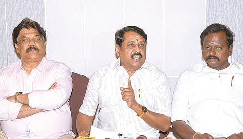 திருச்​சி​யில் செய்தியாளர்களுக்கு பேட்டியளித்த நயி​னார் நாகேந்​திரன்.