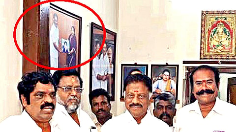 ஓபிஎஸ் வீட்டில் மீண்டும் ஜெயலலிதா புகைப்படம்: சமூக வலைதளங்களில் வைரல்