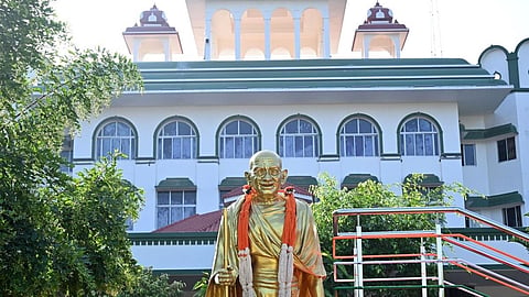 உறவினர்கள் மீது பாலியல் புகார் அளிக்க சிறுமிகளை அதிகாரிகள் வற்புறுத்துவதாக புகார்: உயர் நீதிமன்றம் வேதனை
