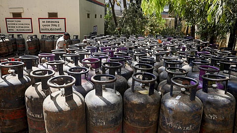சேலம் கருப்பூர் ஆலையில் வர்த்தக சமையல் எரிவாயு சிலிண்டர் உற்பத்தி, விநியோகம் நிறுத்தம்