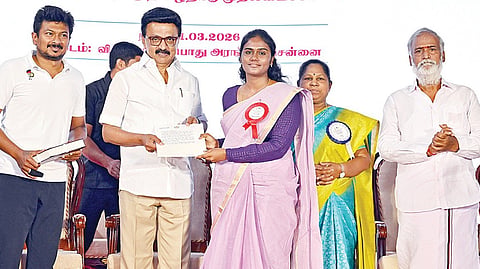 சென்னை, விக்டோரியா அரங்கத்தில் நேற்று நடைபெற்ற  நிகழ்ச்சியில், சிவில் சர்வீஸ் தேர்வில் அகில இந்திய அளவில் 2-வது இடத்தைப் பெற்ற ராஜேஸ்வரி கவிக்கு, முதல்வர் மு.க.ஸ்டாலின் பாராட்டுச் சான்றிதழை வழங்கினார். உடன் துணை முதல்வர் உதயநிதி ஸ்டாலின், அமைச்சர்கள் மற்றும் அதிகாரிகள்.