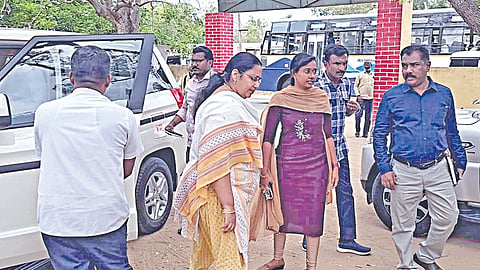 மானாமதுரை காவல் நிலையத்தில் சிசிடிவி காட்சிகளை ஆய்வு செய்ய வந்த மாவட்ட வருவாய் அலுவலர் செல்வசுரபி, கோட்டாட்சியர் ஜெபிகிரேசி,  நகராட்சி ஆணையர் கோபால கிருஷ்ணன் உள்ளிட்டோர்.