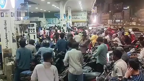 பெட்ரோல், டீசல் தட்டுப்பாடு  வதந்தி: பங்க்குகளுக்கு படையெடுக்கும் வாகன ஓட்டிகள்!