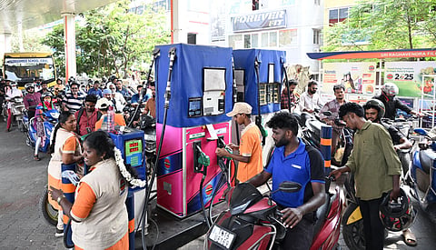 பெட்ரோல், டீசல் தட்டுப்பாடே இல்லை; ஓட்டல்களுக்கு மாற்று ஏற்பாடு: மத்திய அரசு