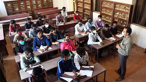 பகுதி நேரமாக பிஎச்டி முடித்தவர்கள் உதவி பேராசிரியர் பணிக்கு தகுதியானவர்கள் தானா? 