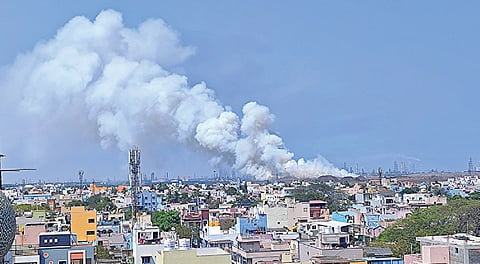 கொடுங்கையூர் குப்பை கொட்டும் வளாகத்தில் ஏற்பட்ட தீயை எளிதில் அணைக்க முடியாததால் வானிலும், அருகில் உள்ள குடியிருப்புப் பகுதியிலும் பரவிய புகை மண்டலம். | படம்​: ச.​கார்​த்​திகேயன் |