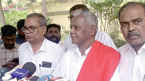 திமுக குழுவினருடன் நடைபெற்ற பேச்சுவார்த்தைக்குப் பிறகு செய்தியாளர்களுக்கு பேட்டியளித்த மார்க்சிஸ்ட் மாநிலச் செயலாளர் பெ.சண்முகம்.  படம்: எல். சீனிவாசன்
