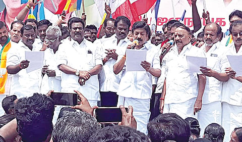 விழுப்​புரத்​தில் நடை​பெற்ற ஆர்ப்​பாட்​டத்​தில்​ பேசி​ய முன்​னாள்​ அமைச்​சர்​ சி.வி.சண்​முகம்​.