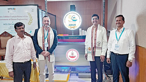 சென்னை ஐஐடி-யில் நேற்று நடைபெற்ற நிகழ்ச்சியில் கடல்சார் பொறியியல் துறையின் பொன்விழா கொண்டாட்ட லோகோவை ஐஐடி இயக்குநர் வீ.காமகோடி வெளியிட்டார். அருகில், கடல்சார் தொழில்நுட்ப சங்கத்தின் தலைமைச் செயல் அலுவலர் கிறிஸ் ஆஸ்ட்ரண்டர், ஐஐடி கடல்சார் பொறியியல் துறையின் தலைவர் அப்துஸ் சமது, பொன்விழா கொண்டாட்டக் குழுவின் தலைவர் எஸ்.ஏ.சன்னாசிராஜ்.