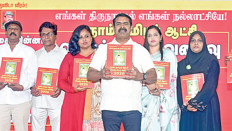 நாம் தமிழர் கட்சி தலைமை ஒருங்கிணைப்பாளர் சீமான் நேற்று சென்னையில் கட்சியின் தேர்தல் அறிக்கையை  வெளியிட்டார். உடன் கட்சி நிர்வாகிகள்.படம் : எல்.சீனிவாசன்