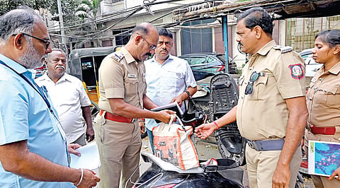 அண்ணாசாலை, எல்லீஸ் சாலையில் இருசக்கர வாகனத்தில்&nbsp; உரிய ஆவணங்கள் இன்றி எடுத்து வந்த ரூ.35 லட்சத்தை பறக்​கும் படை​யினர் பறிமுதல் செய்தனர். | படம்: ம.பிரபு |