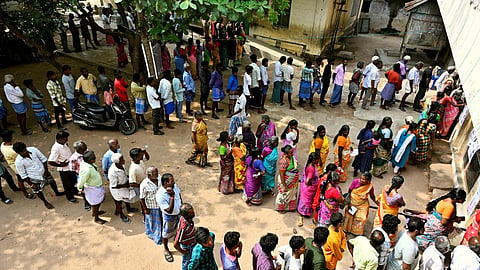 வாக்குப் பதிவு தினத்தன்று பொதுவிடுமுறை: தமிழக அரசுக்கு தேர்தல் ஆணையம் அறிவுறுத்தல்
