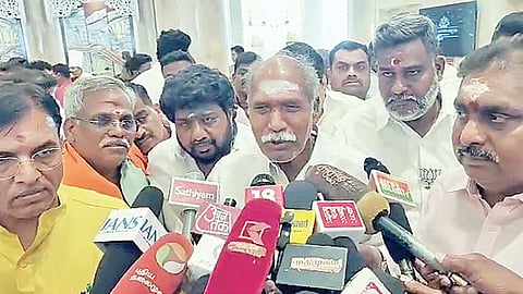 தொகுதி பங்கீட்டு உடன்பாட்டை உறுதிப்படுத்திய புதுச்சேரிக்கான என்டிஏ கூட்டணித் தலைவர் ரங்கசாமி. உடன் மத்திய அமைச்சர் மன்சுக் மாண்டவியா, புதுச்சேரி பாஜக அமைச்சர் நமச்சிவாயம்  உள்ளிட்டோர்.