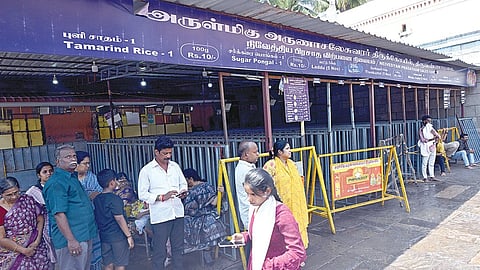 திருவண்ணாமலை அண்ணாமலையார் கோயிலில் வணிக காஸ் சிலிண்டர் தட்டுப்பாடு காரணமாக பிரசாத விற்பனை  நிலையம் நேற்று மாலை மூடப்பட்டிருந்தது. 