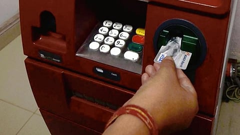 ஏடிஎம்மில் சிக்கிய ரூ.10,000-க்கு ரூ.3 லட்சம் இழப்பீடு: நுகர்வோர் குறைதீர் ஆணையம் உத்தரவு