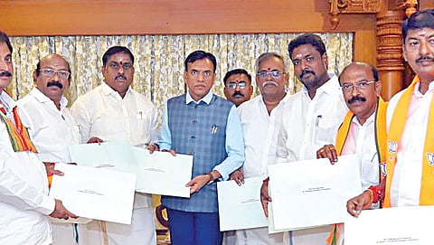 புதுச்சேரி பாஜகவின் தேர்தல் பொறுப்பாளரான மன்சுக் மாண்டவியாவுடன் தேர்தலில் போட்டியிட வாய்ப்பு பெற்ற வேட்பாளர்கள்.