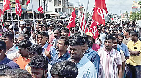 போராட்​டத்​தில் குடும்பத்துடன் கலந்து கொண்ட தொழிலாளர்கள்.