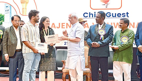 விஐடி சென்னை வளாகத்தில் நடைபெற்ற ‘நீதிக்களம் 2026’ என்ற சட்ட விழிப்புணர்வு கருத்தரங்கு நேற்று நிறைவடைந்தது. இதில் சிறப்பு விருந்தினராக தமிழக ஆளுநர் ஆர்.வி.அர்லேகர் கலந்துகொண்டு, மாணவ, மாணவிகளுக்கு விருதுகள், சான்றிதழ்களை வழங்கினார். உடன் உயர் நீதிமன்ற நீதிபதி குமரேஷ்பாபு, விஐடி வேந்தர் ஜி.விசுவநாதன், துணைத் தலைவர் ஜி.வி.செல்வம், அகில பாரதிய வித்யார்த்தி பரிஷத் அமைப்பின் தேசிய துணைத் தலைவர் நாகலிங்கம், கருத்தரங்கு ஒருங்கிணைப்பாளர் பிரகாஷ்.படம்: எம்.முத்துகணேஷ்
