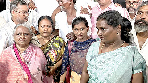 தீர்ப்பைக் கேட்பதற்காக மதுரை நீதிமன்றத்துக்கு வந்திருந்த ஜெயராஜ் - பென்னிக்ஸ் குடும்பத்தினர் மற்றும் உறவினர்கள்.
