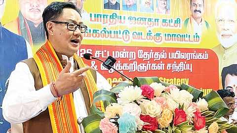 செங்கல்பட்டு வடக்கு மாவட்டம் சார்பில் சட்டமன்ற தேர்தலுக்கான பாஜகவின் பயிலரங்கம் மற்றும் வழக்கறிஞர்கள் சந்திப்பு   நிகழ்ச்சி கூடுவாஞ்சேரியில் நேற்று நடைபெற்றது. இதில் மத்திய அமைச்சர் கிரண் ரிஜிஜூ பேசினார். படம்: எம்.முத்துகணேஷ்