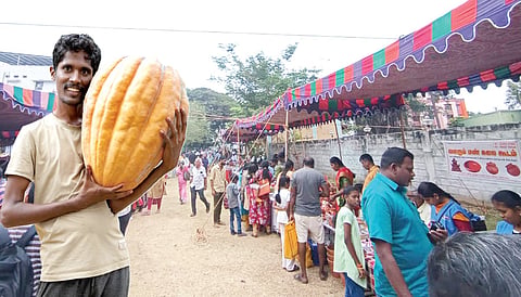 சேலத்தில் நடைபெறும் மரபுச் சந்தை. (உள்படம்)&nbsp;பாரம்பரிய மரபு விதை மூலம் உற்பத்தி செய்த பூசணிக்காயுடன் அரவிந்தன்.
