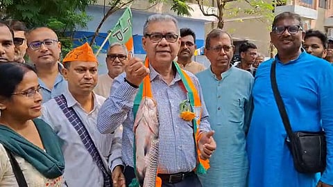 மீன் உணவுக்குத் தடை விதிக்க மாட்டோம்: மம்தாவின் பிரச்சாரத்துக்கு மீனை கையில் ஏந்தியபடி பாஜக வேட்பாளர் பதிலடி