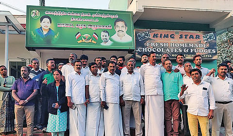 ஊட்டி அதிமுக அலுவலகம் முன்பு ஆர்ப்பாட்டத்தில் ஈடுபட்ட  கட்சி நிர்வாகிகள். 