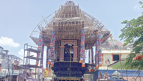 கட்டுமான பணி நடைபெற்று வரும் ஆழித்தேர்.