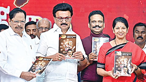 சென்னையில் திமுக தேர்தல் அறிக்கையை முதல்வர் ஸ்டாலின் நேற்று வெளியிட்டார். உடன் அமைச்சர் துரைமுருகன், கனிமொழி எம்.பி. உள்ளிட்டோர். படம்: எஸ்.சத்தியசீலன்