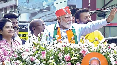 கேரள சட்டப்பேரவை தேர்தல் ஏப்ரல் 9-ம் தேதி நடைபெறவுள்ள நிலையில் திருச்சூரில் நேற்று நடைபெற்ற சாலைப் பேரணியில் பங்கேற்ற பிரதமர் மோடி. உடன் இணையமைச்சர் சுரேஷ் கோபி.