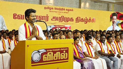 “கிழிந்த துணியை தைத்தது போல திமுக கூட்டணி ஒட்டு போட்ட கூட்டணி” - விஜய் கடும் தாக்கு