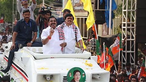 தேர்தல் பிரச்சாரத்தில் அதிமுக பொதுச் செயலாளர் எடப்பாடி பழனிசாமி.&nbsp;